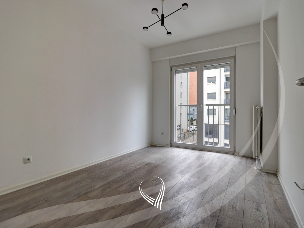 Zyre me 3 dhoma pune me qira në lagjen Mati 1 - Rruga B6