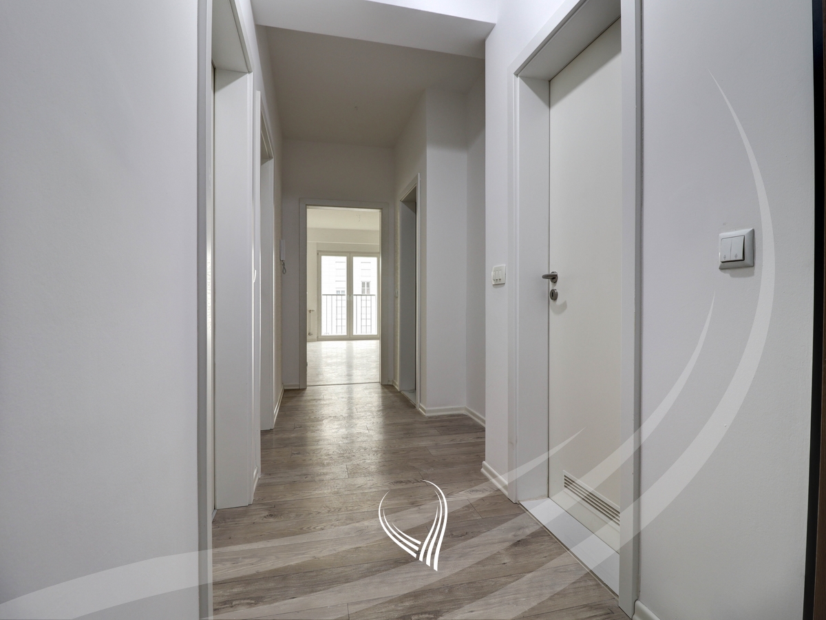 Zyre me 3 dhoma pune me qira në lagjen Mati 1 - Rruga B8