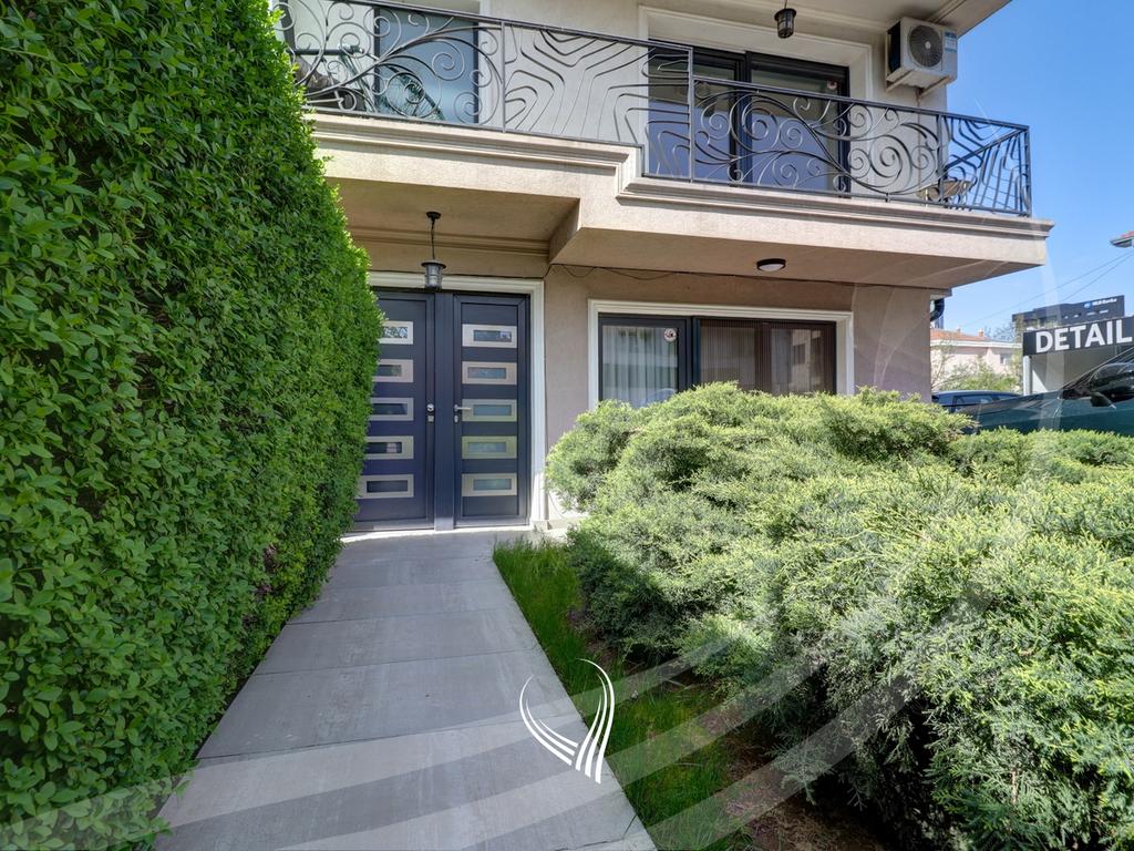 Zyre me 5 dhoma pune me qira në lagjen Pejton