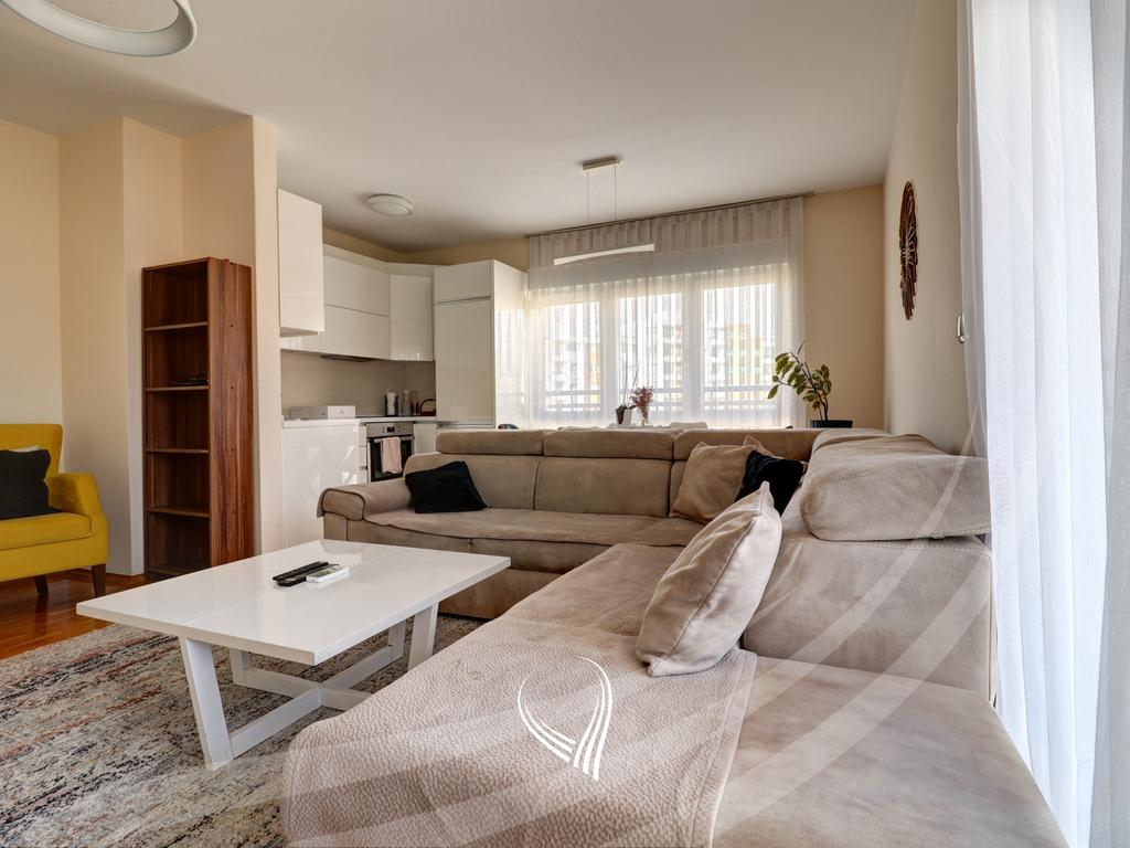 Banesë me 2 dhoma gjumi me qira në lagjen Mati 1 - Rruga C1