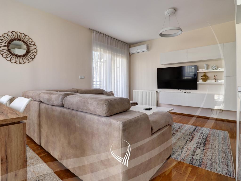 Banesë me 2 dhoma gjumi me qira në lagjen Mati 1 - Rruga C2