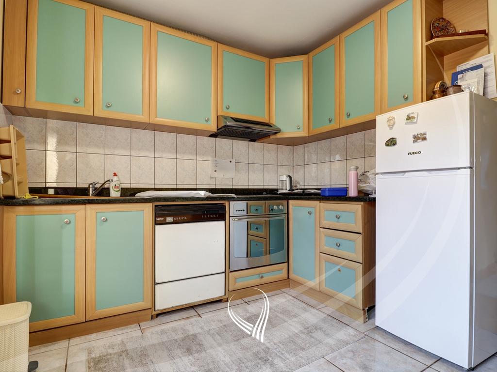 Shtëpi me 4 dhoma gjumi me qira në lagjen Sofalia3