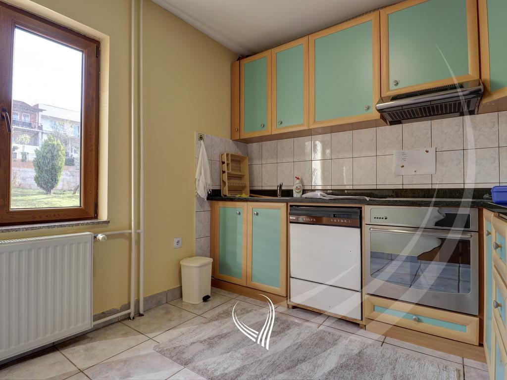 Shtëpi me 4 dhoma gjumi me qira në lagjen Sofalia4