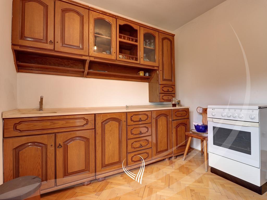 Shtëpi me 4 dhoma gjumi me qira në lagjen Sofalia7