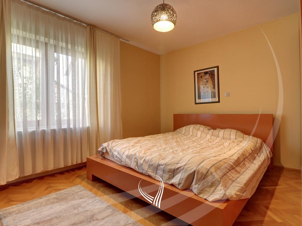 Shtëpi me 4 dhoma gjumi me qira në lagjen Sofalia8