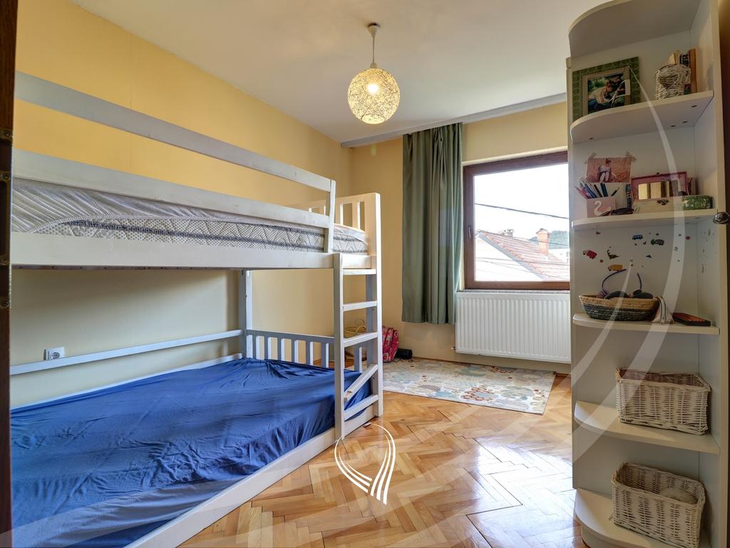 Shtëpi me 4 dhoma gjumi me qira në lagjen Sofalia9