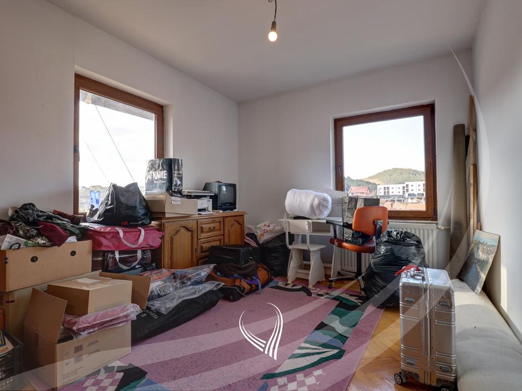 Shtëpi me 4 dhoma gjumi me qira në lagjen Sofalia11