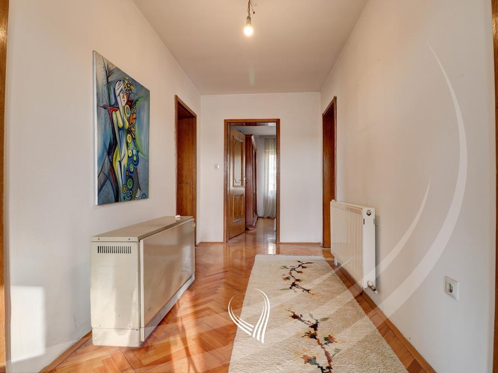 Shtëpi me 4 dhoma gjumi me qira në lagjen Sofalia13