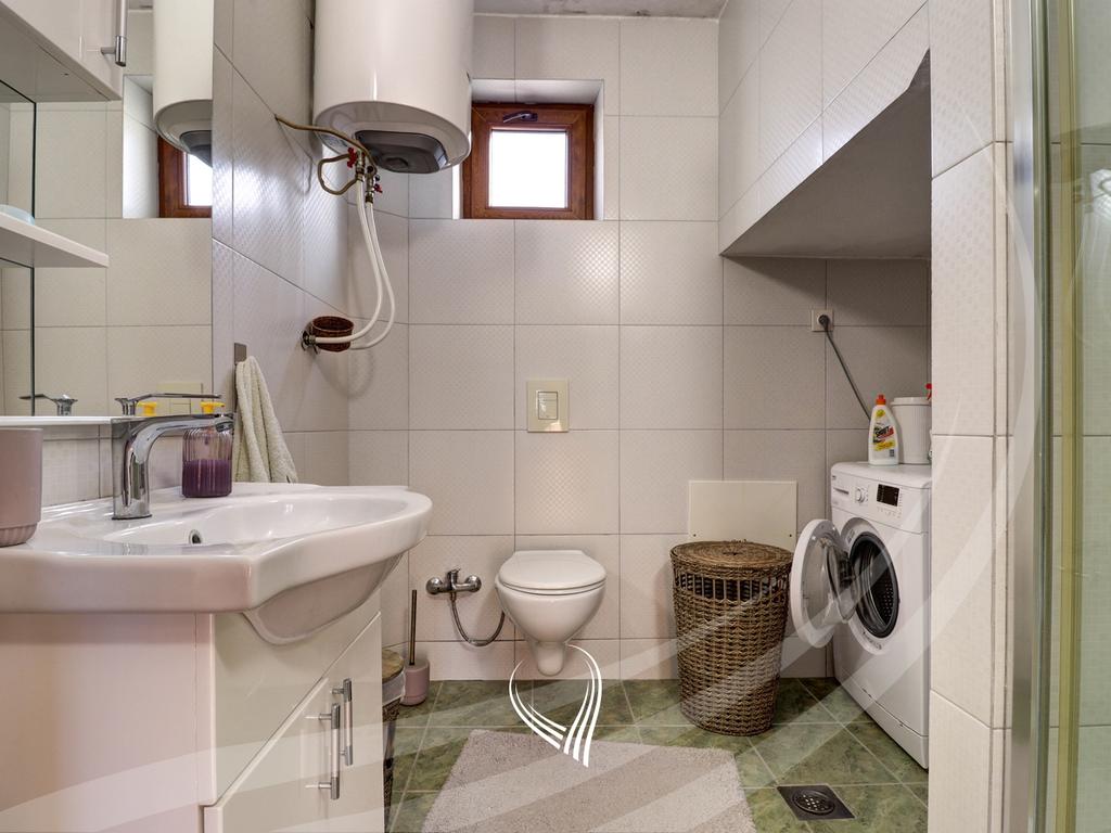 Shtëpi me 4 dhoma gjumi me qira në lagjen Sofalia15