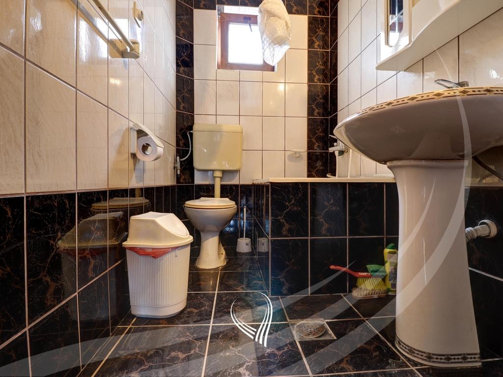 Shtëpi me 4 dhoma gjumi me qira në lagjen Sofalia16