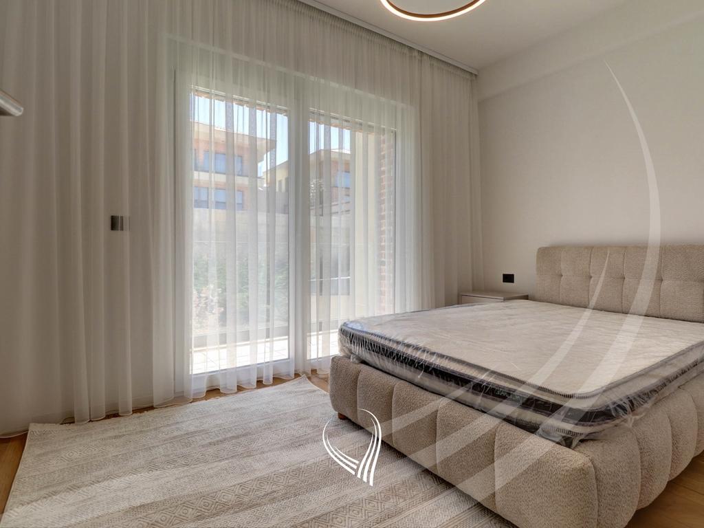 Shtëpi me 4 dhoma gjumi me qira në lagjen Marigona Hill7