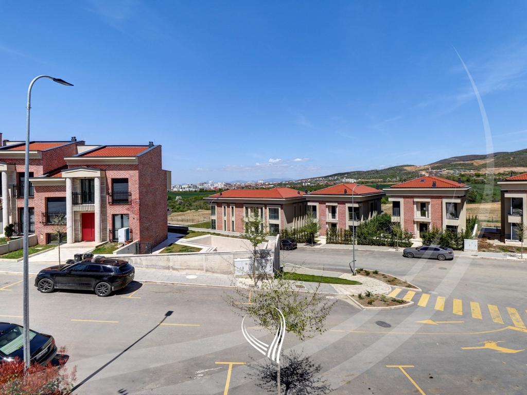 Shtëpi me 4 dhoma gjumi me qira në lagjen Marigona Hill13