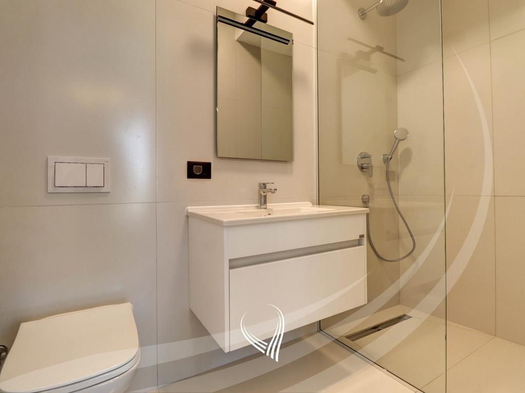 Shtëpi me 4 dhoma gjumi me qira në lagjen Marigona Hill16