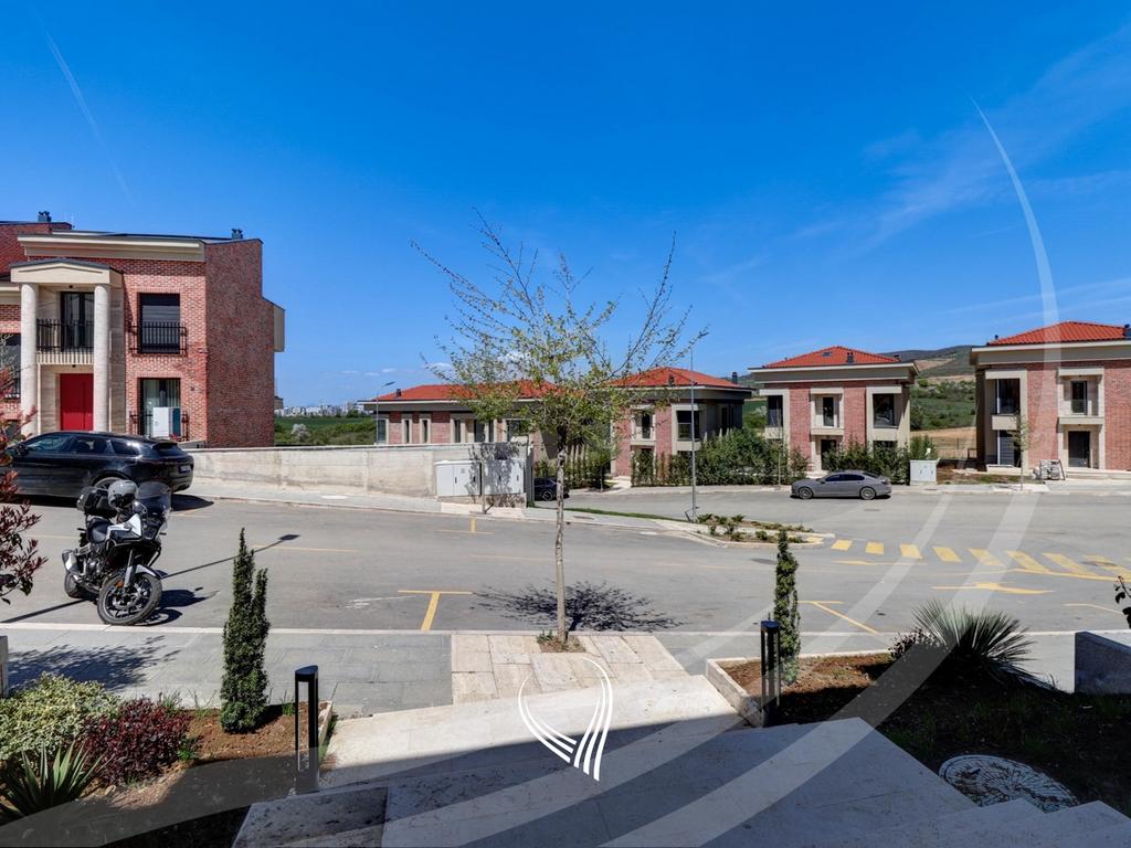 Shtëpi me 4 dhoma gjumi me qira në lagjen Marigona Hill21