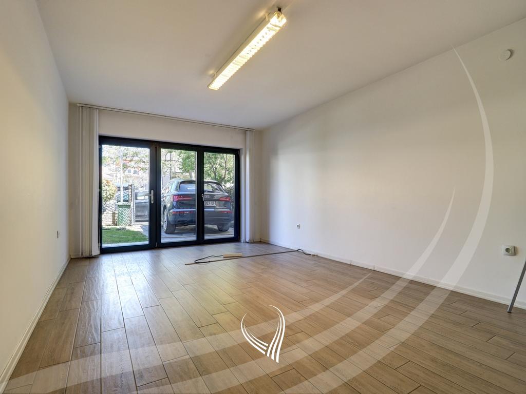 Office space with 5 rooms for rent in the Pejton neighborhood1