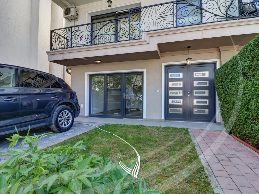 Office space with 5 rooms for rent in the Pejton neighborhood