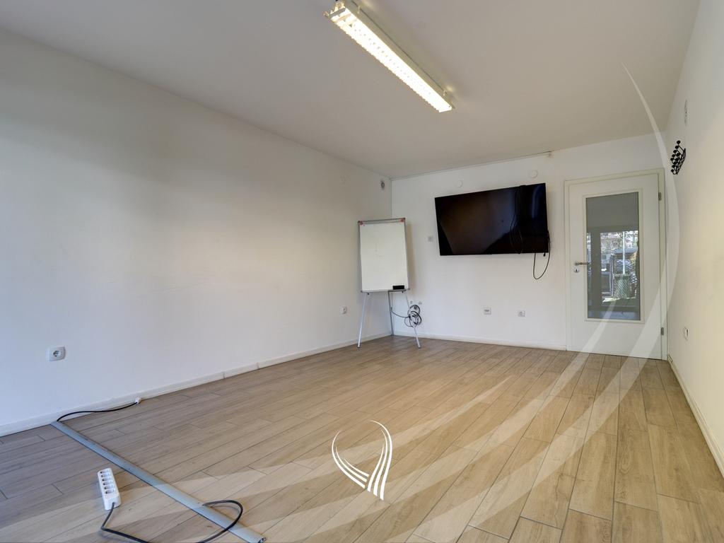 Office space with 5 rooms for rent in the Pejton neighborhood2