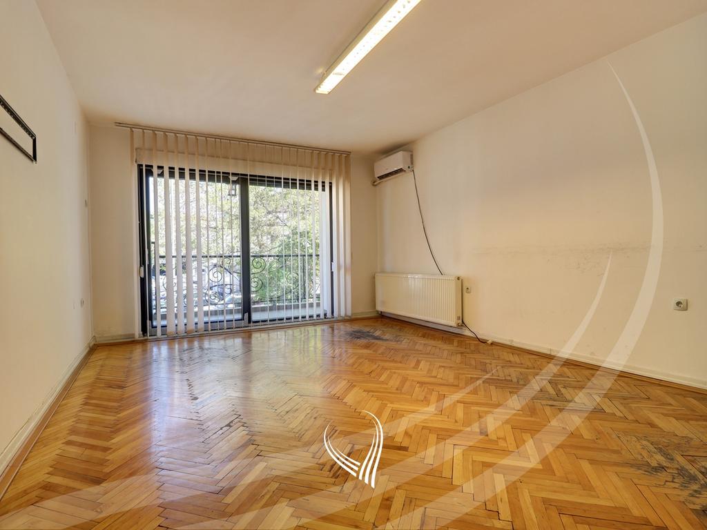 Office space with 5 rooms for rent in the Pejton neighborhood5