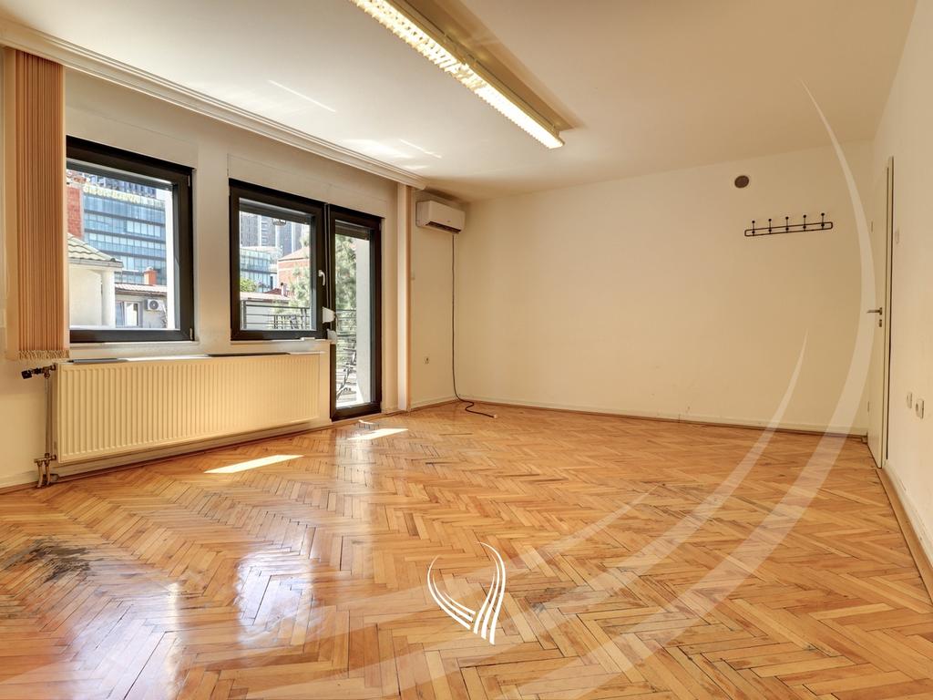 Office space with 5 rooms for rent in the Pejton neighborhood8