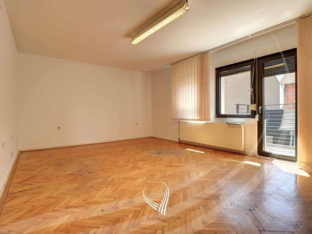 Office space with 5 rooms for rent in the Pejton neighborhood10