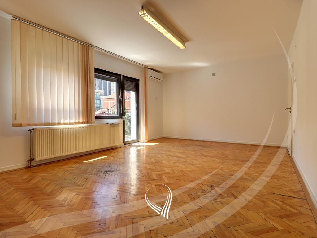 Office space with 5 rooms for rent in the Pejton neighborhood11