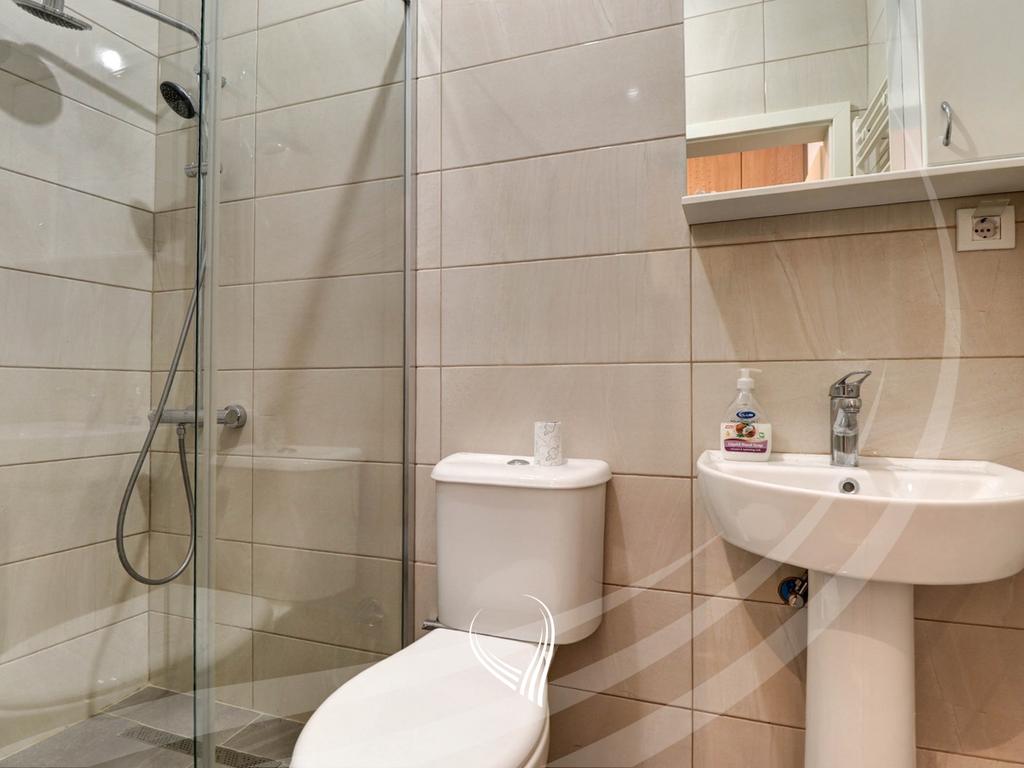 Banese me 3 dhoma gjumi në shitje në lagjen Velania10