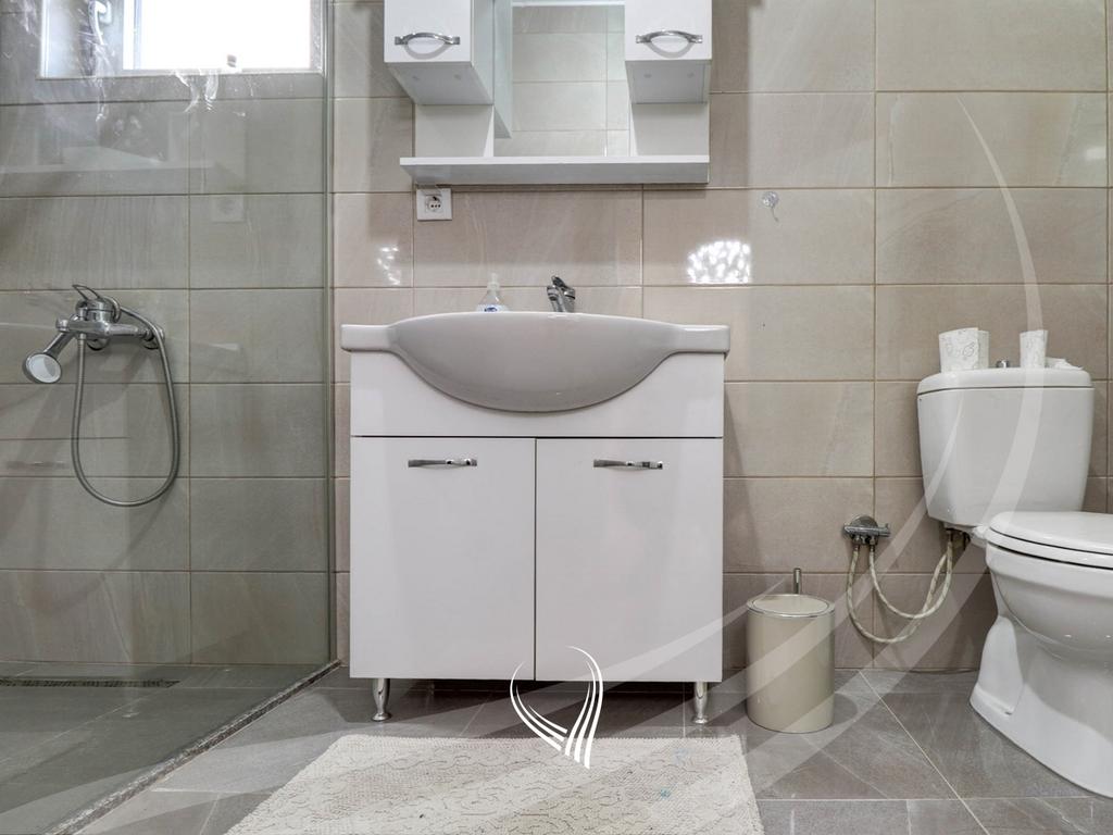 Banese me 3 dhoma gjumi në shitje në lagjen Velania11