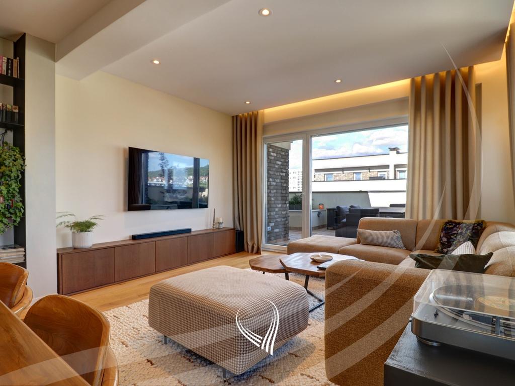 Penthouse me 3 dhoma gjumi me qira në lagjen Mati 1