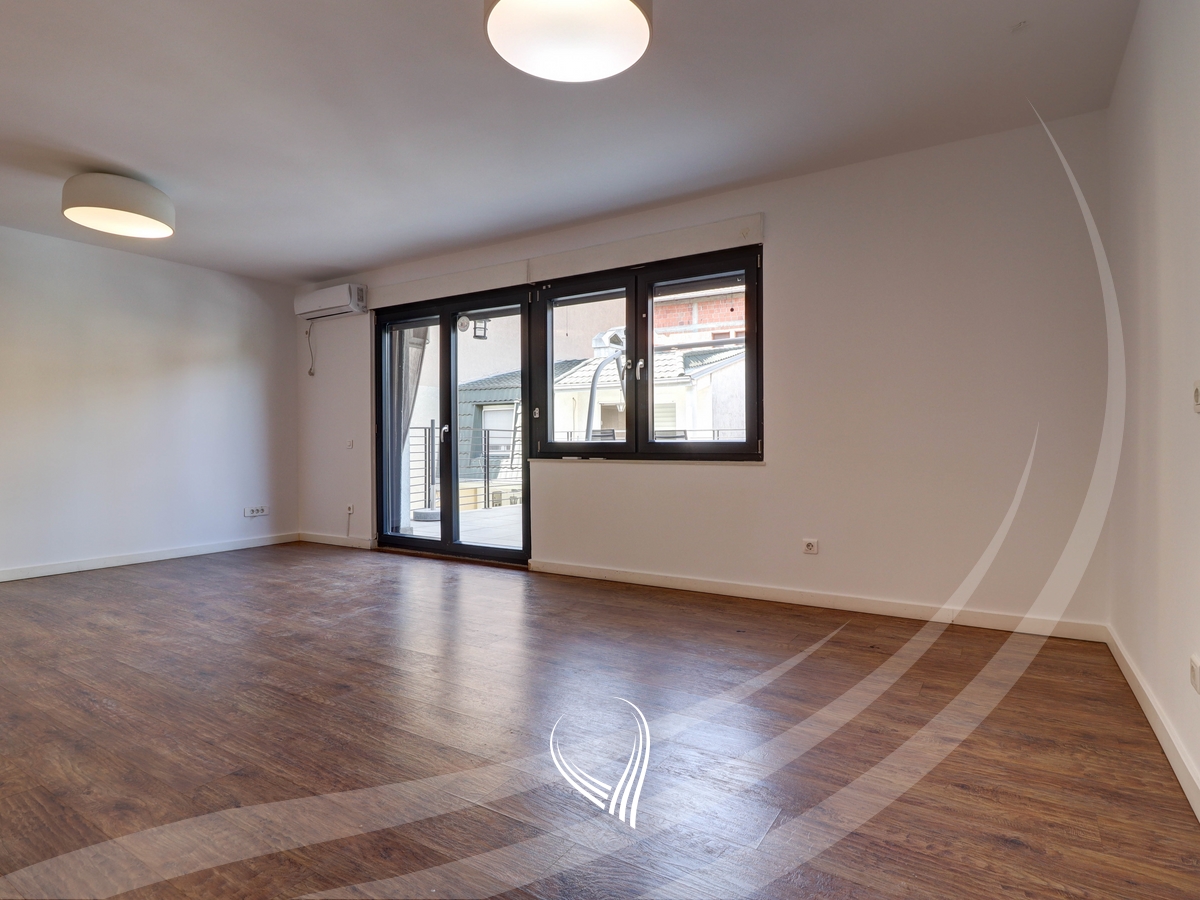 Zyre me 5 dhoma pune me qira në lagjen Pejton2