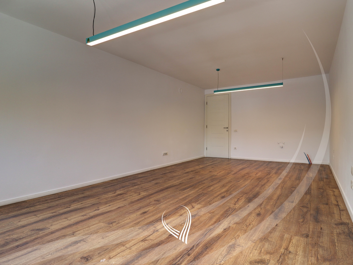 Zyre me 5 dhoma pune me qira në lagjen Pejton12