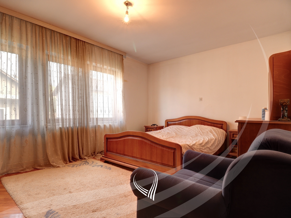 Shtëpi me 4 dhoma gjumi me qira në lagjen Sofalia10