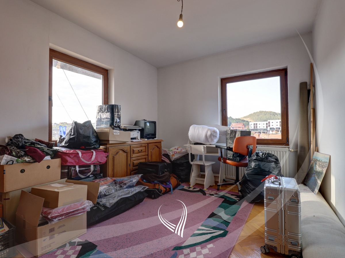 Shtëpi me 4 dhoma gjumi me qira në lagjen Sofalia11