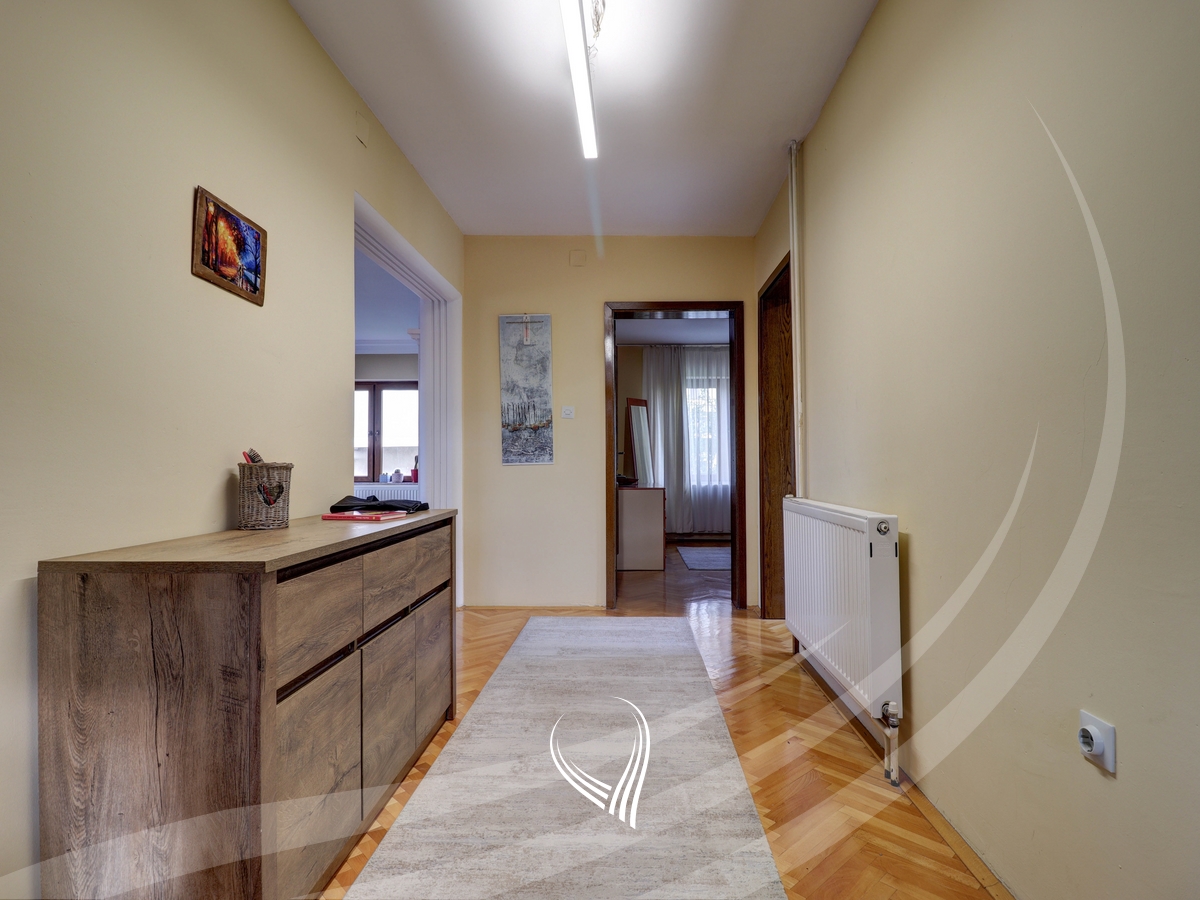 Shtëpi me 4 dhoma gjumi me qira në lagjen Sofalia12