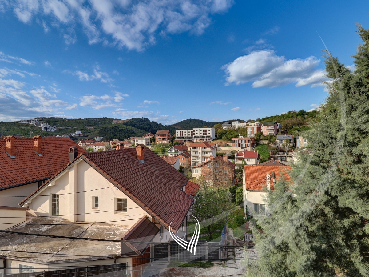 Shtëpi me 4 dhoma gjumi me qira në lagjen Sofalia14