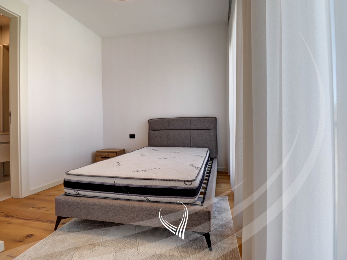 Shtëpi me 4 dhoma gjumi me qira në lagjen Marigona Hill9