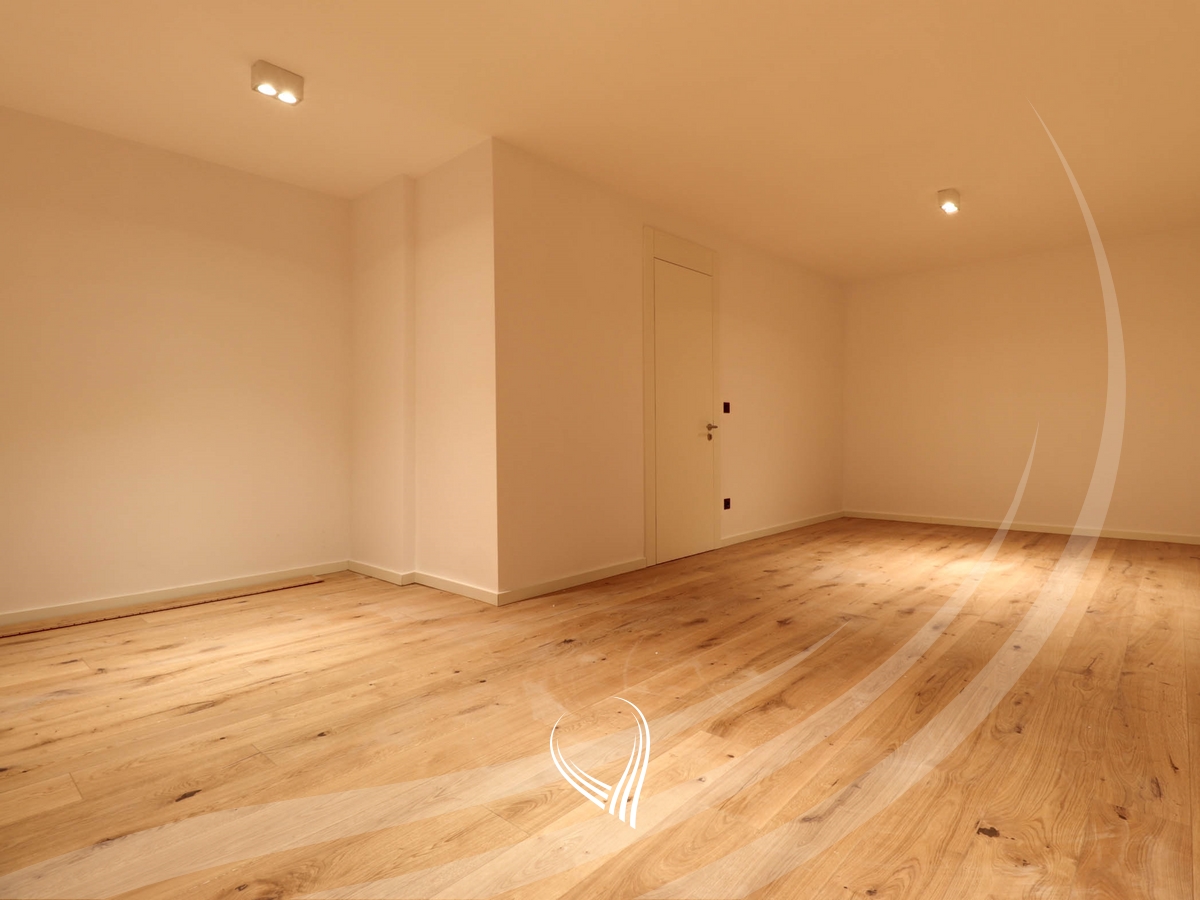 Shtëpi me 4 dhoma gjumi me qira në lagjen Marigona Hill12