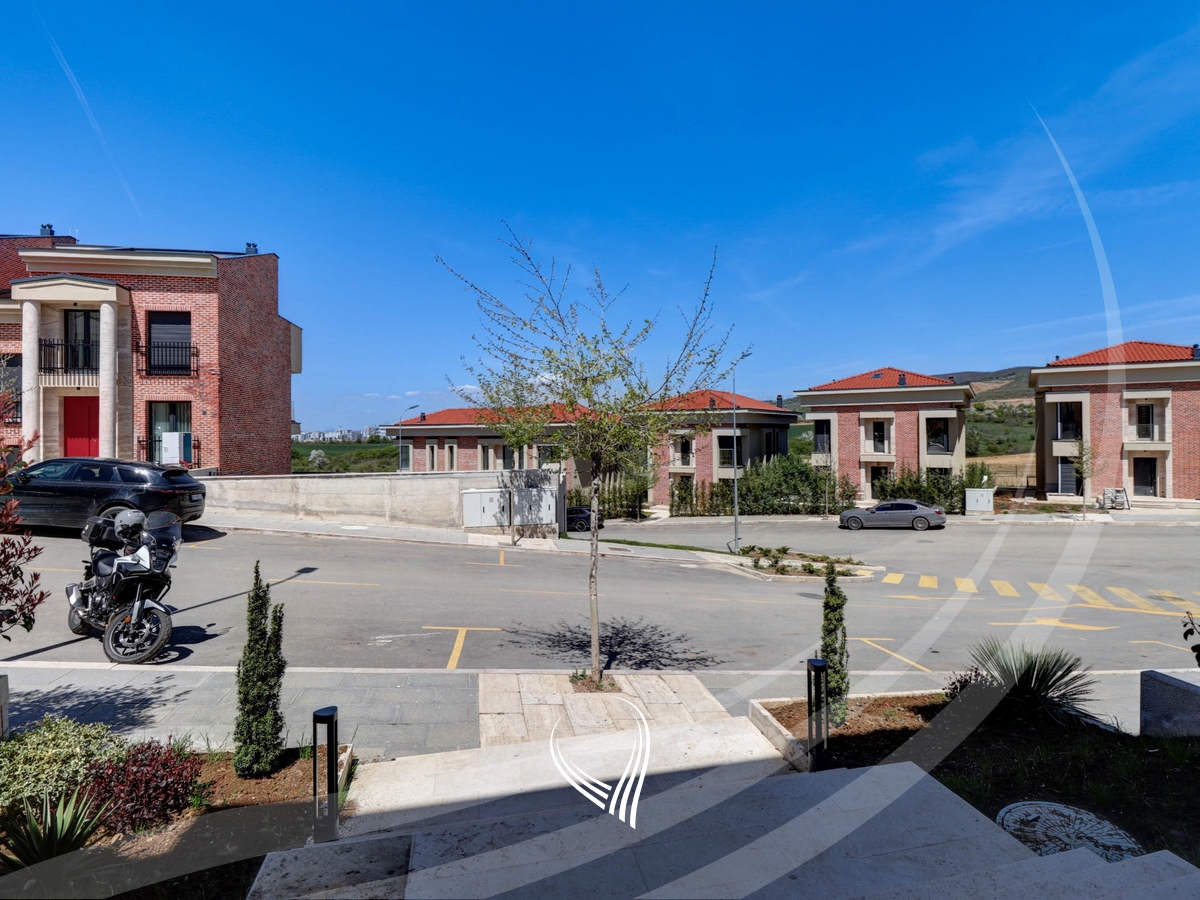 Shtëpi me 4 dhoma gjumi me qira në lagjen Marigona Hill21