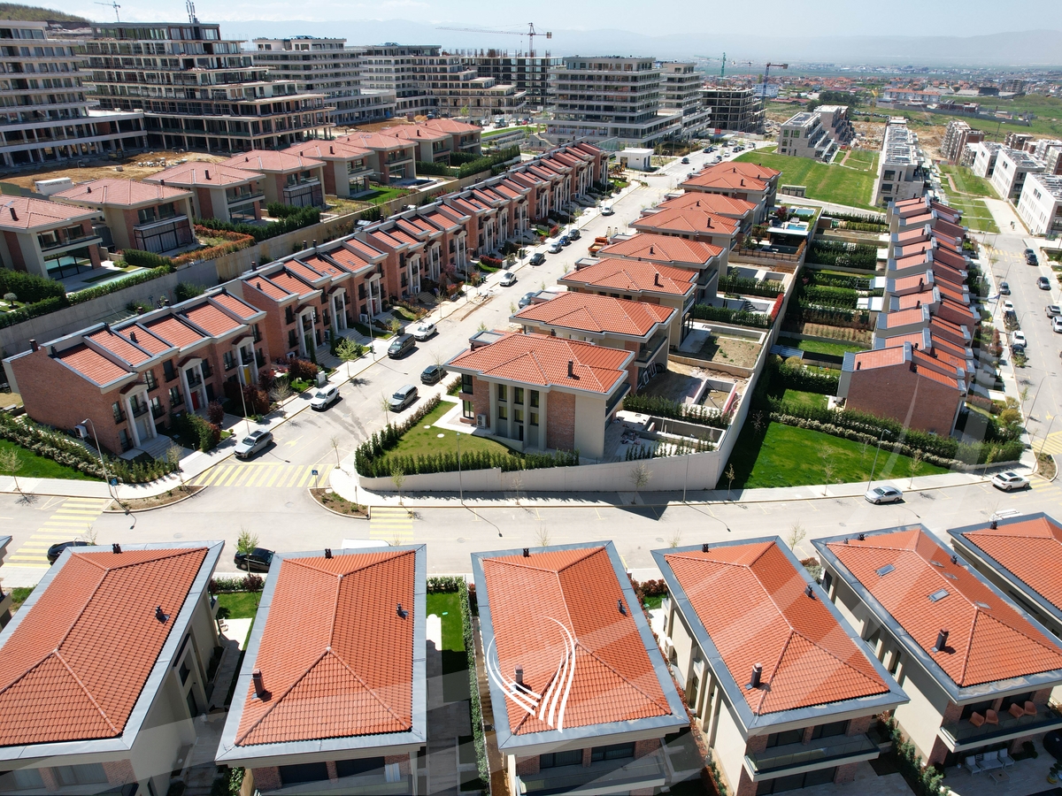 Shtëpi me 4 dhoma gjumi me qira në lagjen Marigona Hill23