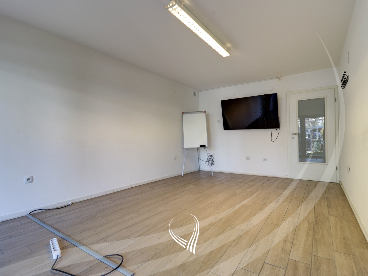 Office space with 5 rooms for rent in the Pejton neighborhood2