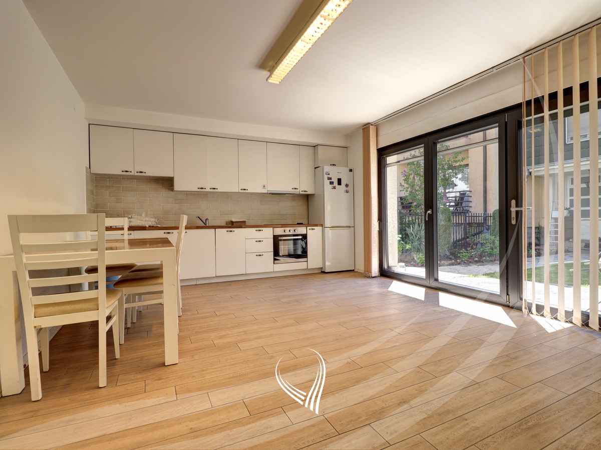 Office space with 5 rooms for rent in the Pejton neighborhood3