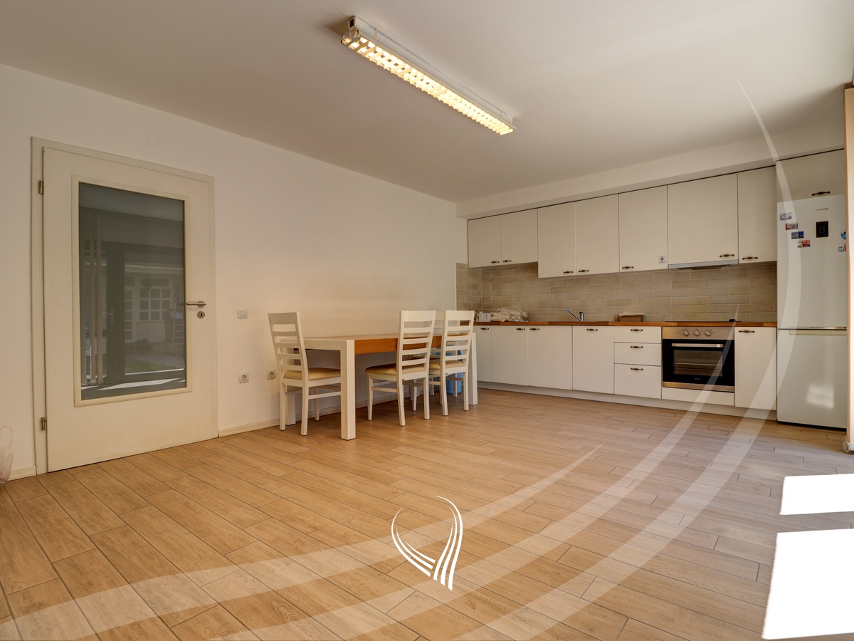 Office space with 5 rooms for rent in the Pejton neighborhood4