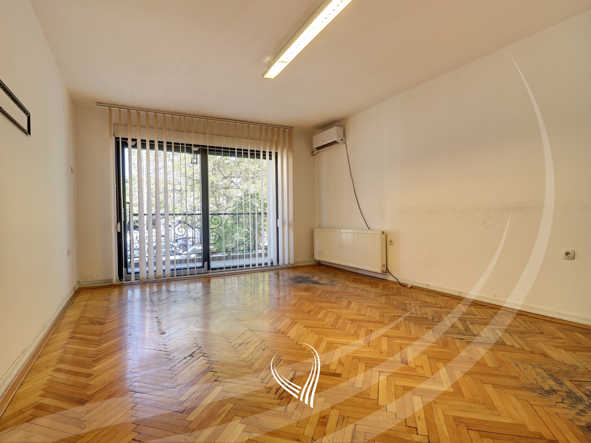 Office space with 5 rooms for rent in the Pejton neighborhood5