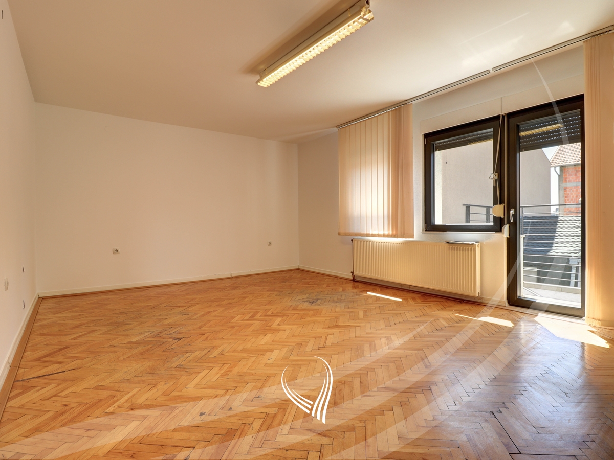 Office space with 5 rooms for rent in the Pejton neighborhood10