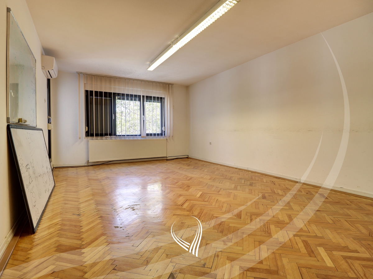Office space with 5 rooms for rent in the Pejton neighborhood12