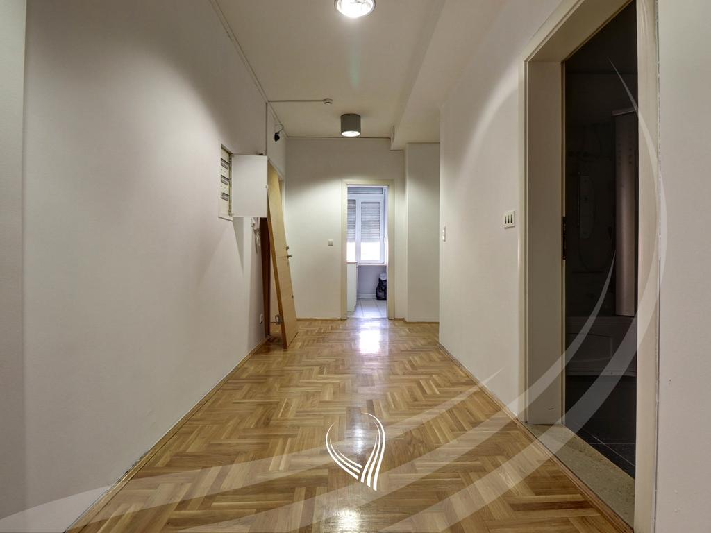 Zyre me 7 dhoma pune me qira në lagjen Pejton5