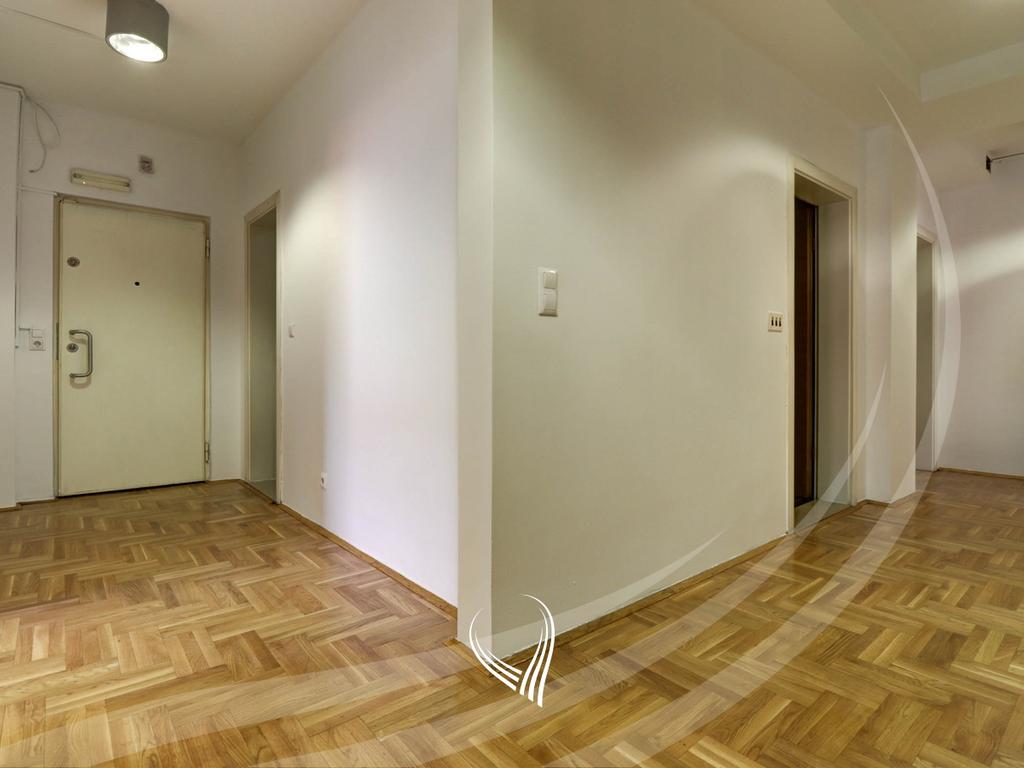 Zyre me 7 dhoma pune me qira në lagjen Pejton8