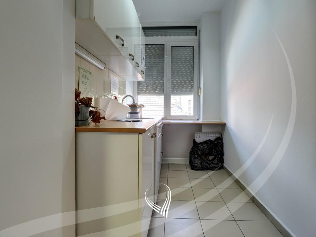 Zyre me 7 dhoma pune me qira në lagjen Pejton9