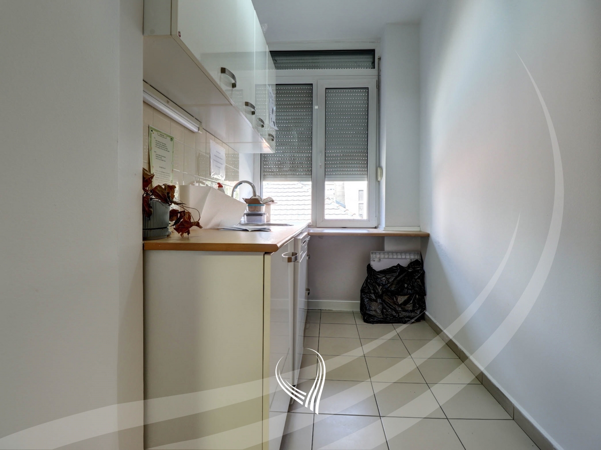 Zyre me 7 dhoma pune me qira në lagjen Pejton9