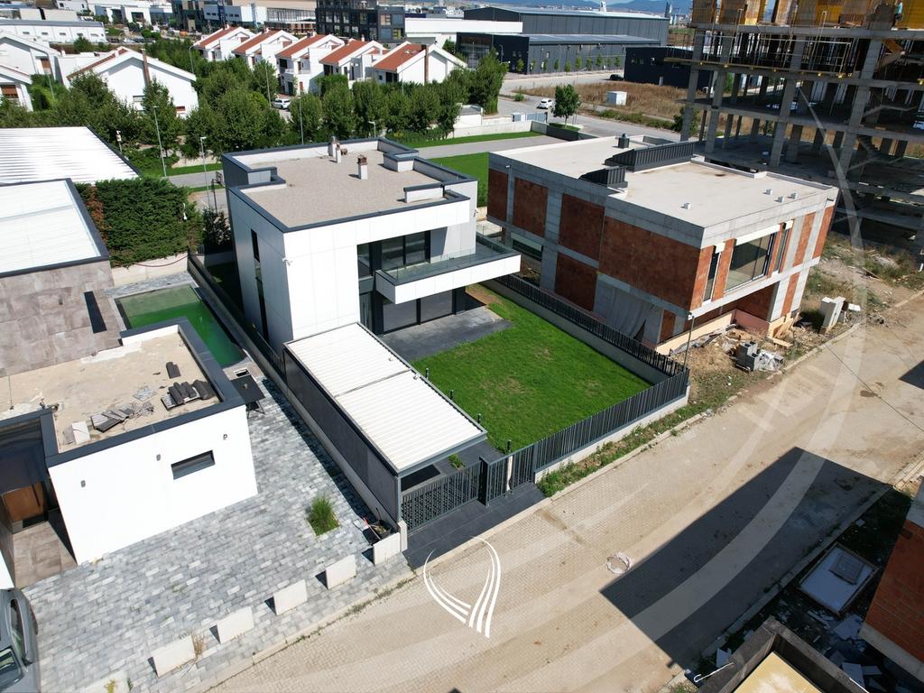 Shtëpi me 4 dhoma gjumi në shitje në Preoc – afër lagjes Marigona Residence33