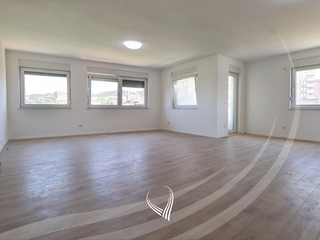 Banesë me 3 dhoma gjumi në shitje në lagjen Mati 1